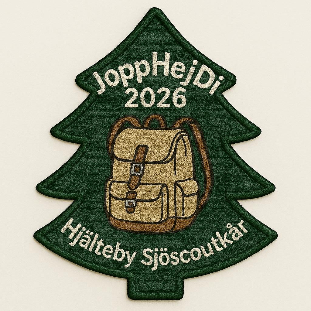 Brodyrmärke i form av en grön gran med texten "JoppHejDi 2026" högst upp, en beige ryggsäck i mitten och texten "Hjälteby Sjöscoutkår" längst ner.