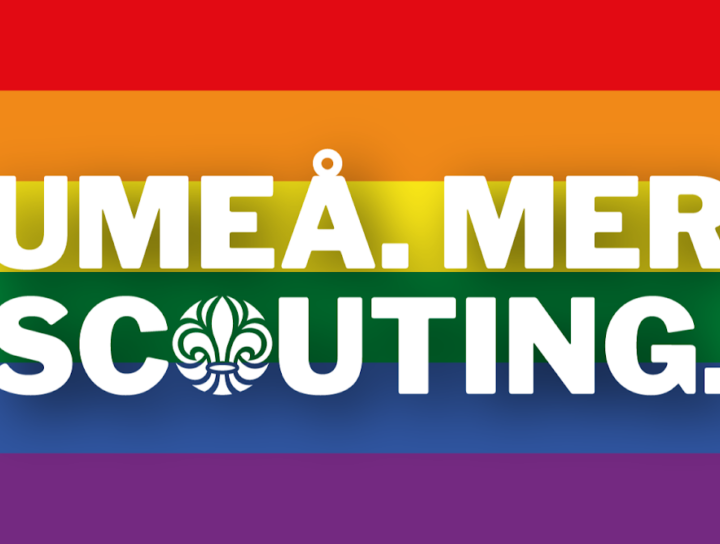 Texten "UMEÅ. MER SCOUTING." i stora vita bokstäver över en bakgrund med regnbågsfärger. Mellan orden "SCOUTING." finns en scoutsymbol i vitt.