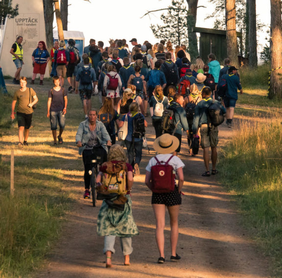 scouter_går_på_skogsstig_på_jamboree17