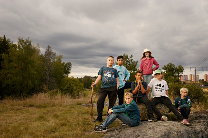 Gruppbild på scouter på ett fält
