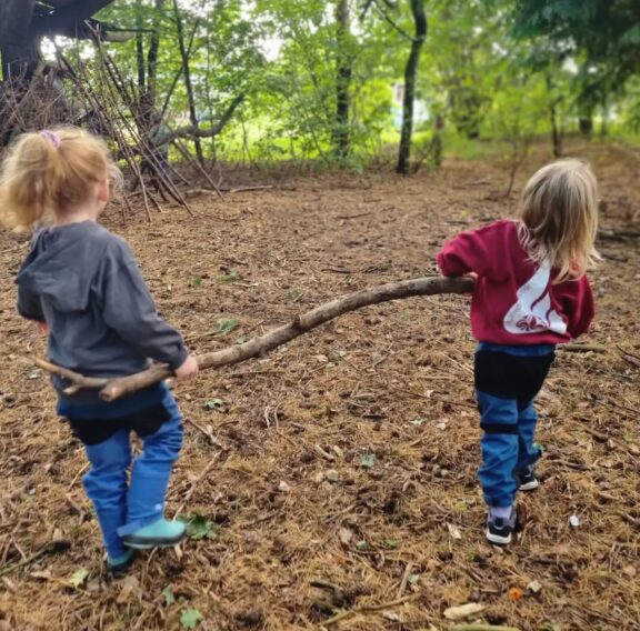Två små scouter som leker