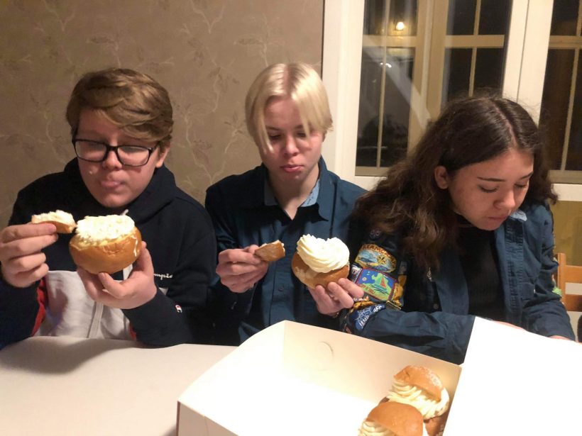 Eddie mötessekreterare, Carl som läste upp hela verksamhetsberättelsen och Lina mumsar i sig välförtjänt ärsmötessemla!