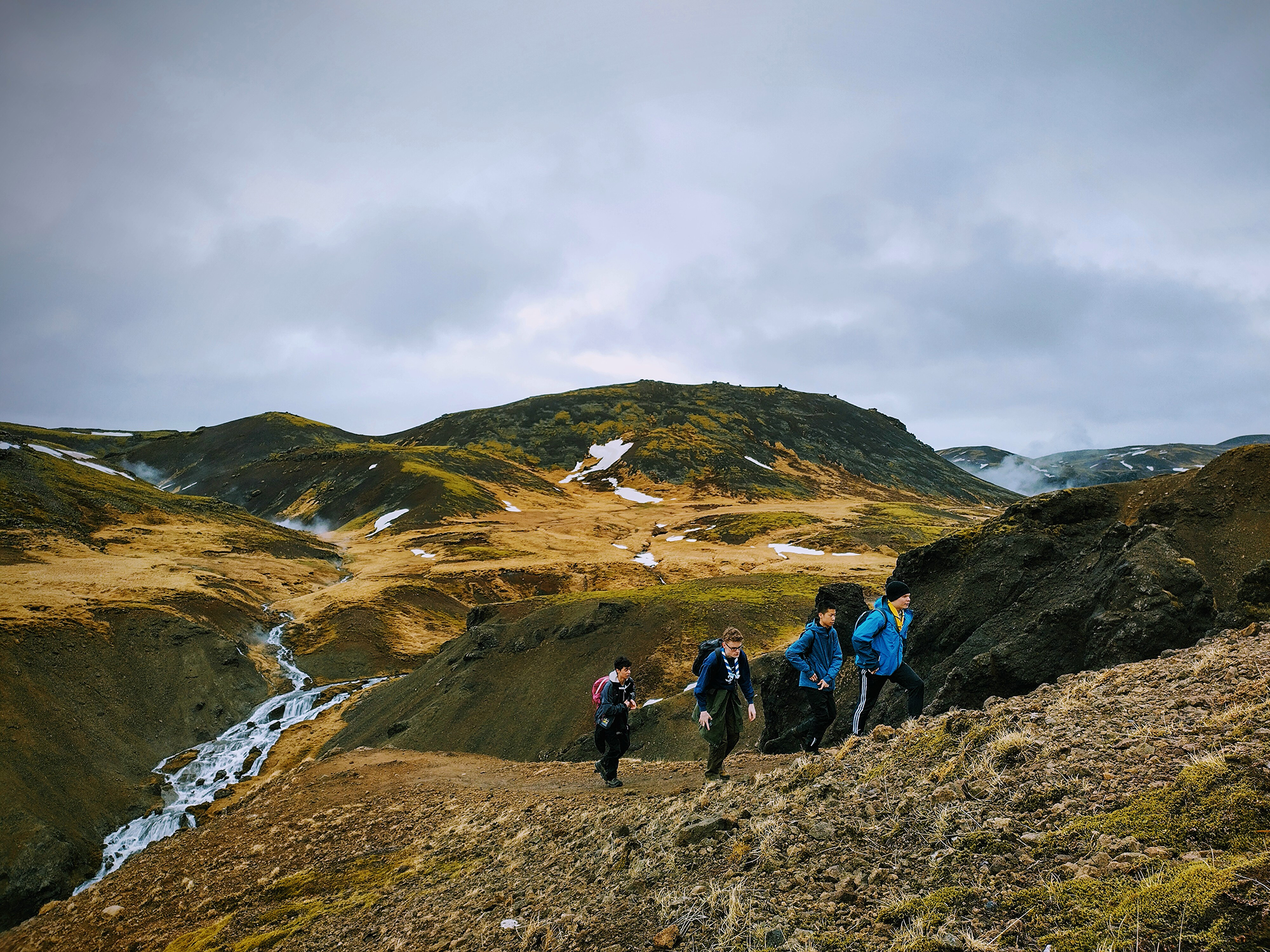 Ett par scouter bestiger ett berg under en fjällhajk