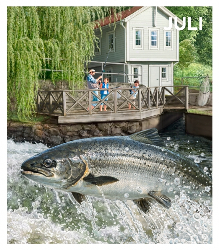 En stor fisk hoppar ur vattnet nära en brygga där en man och två barn fiskar. I bakgrunden syns ett vitmålat hus med texten "JULI" längst upp till höger.