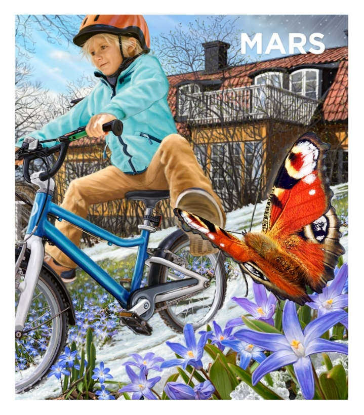 Ett barn med orange hjälm cyklar på en blå cykel framför ett hus med röda takpannor, omgiven av vårblommor och en påfågelöga-fjäril. Texten "MARS" är placerad i övre högra hörnet.