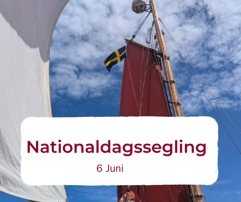 Segelbåt med svenska flaggan på masten, blå himmel med moln. Texten ”Nationaldagssegling 6 Juni” står i vit ruta med röd text.