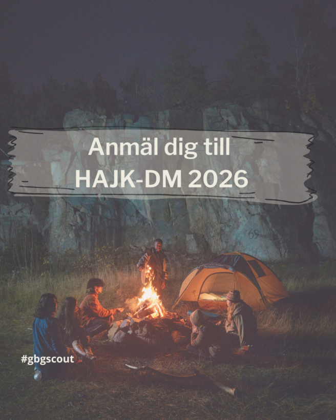 En grupp människor sitter runt en lägereld på kvällen framför en gul tält, med branta klippor och träd i bakgrunden. Texten "Anmäl dig till HAJK-DM 2026" och "#gbgscout" är synlig.