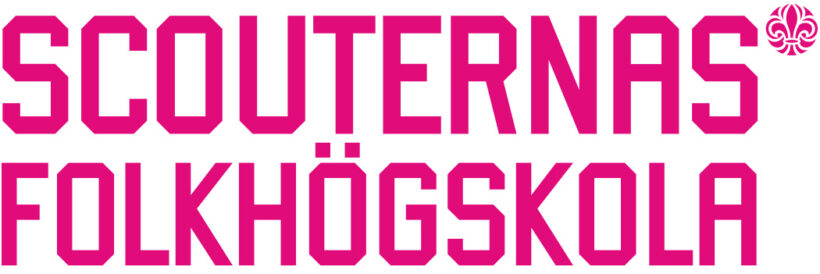 Scouternas folkhögskolas logotyp i rosa text med en lilja-symbol i det övre högra hörnet.