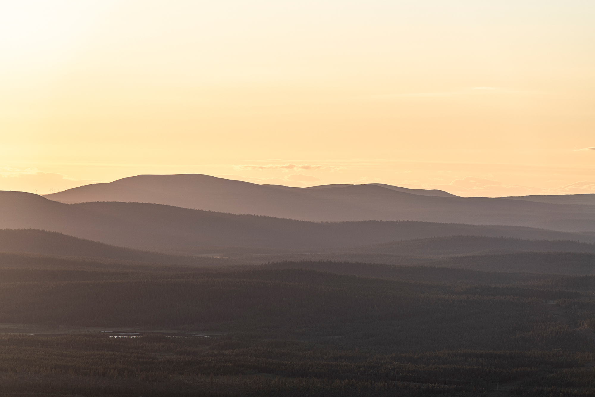 Berg i solnedgången fotograferade från långt avstånd